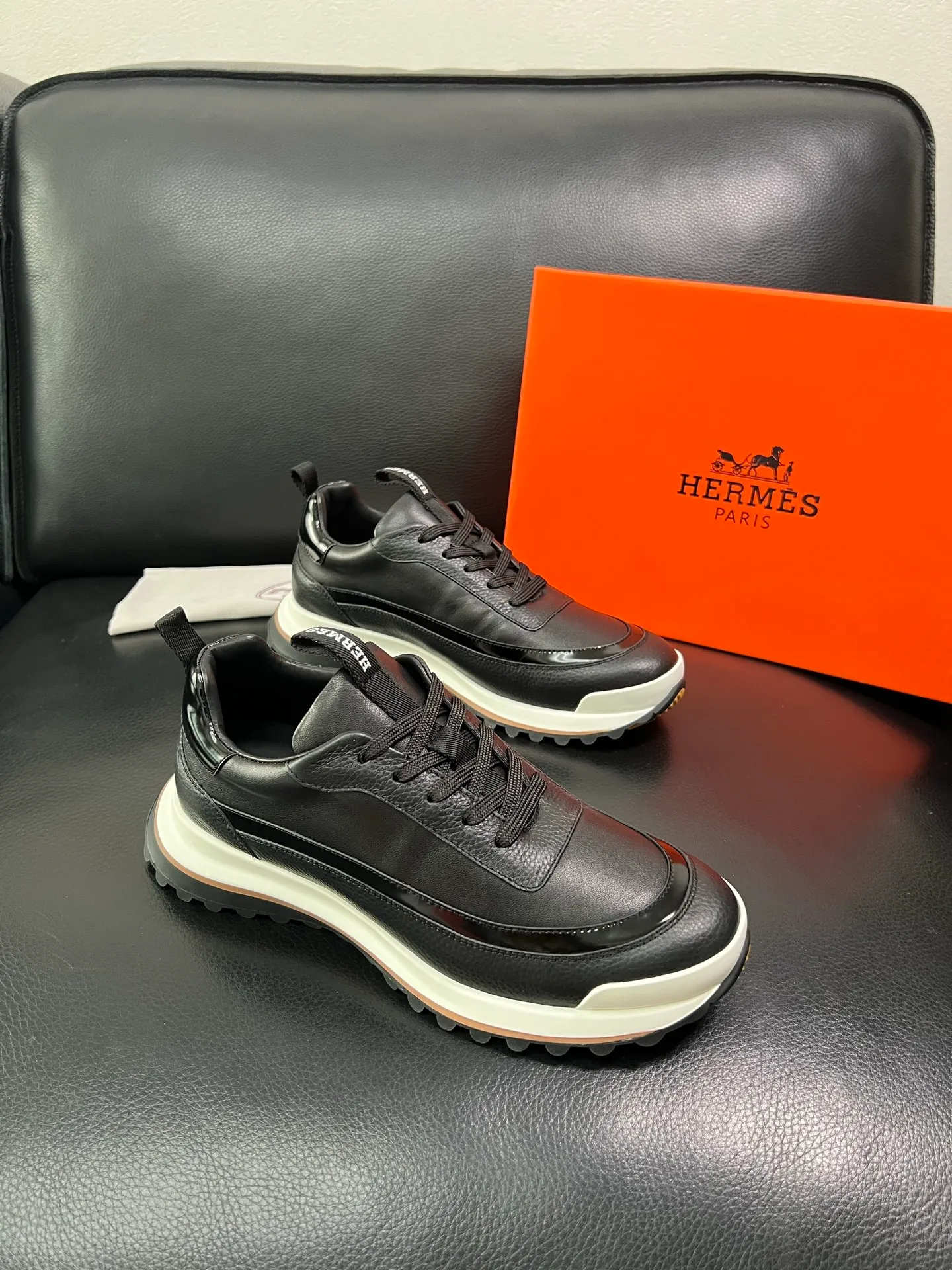 Men's shoes 💰800 Hermes top purchasing Hermes counters are on sale simultaneously with original factory configuration, original cowhide fabrics imported from Italy, high-quality splicing technology, fully imported water-dyed cowhide linings, soles: original soles specially provided by the factory are super comfortable, the original factory follows the order and high quality, you can enter and exit the counter at will, welcome to compare at the counter, code number 39-44 (customized 38 45) 85863